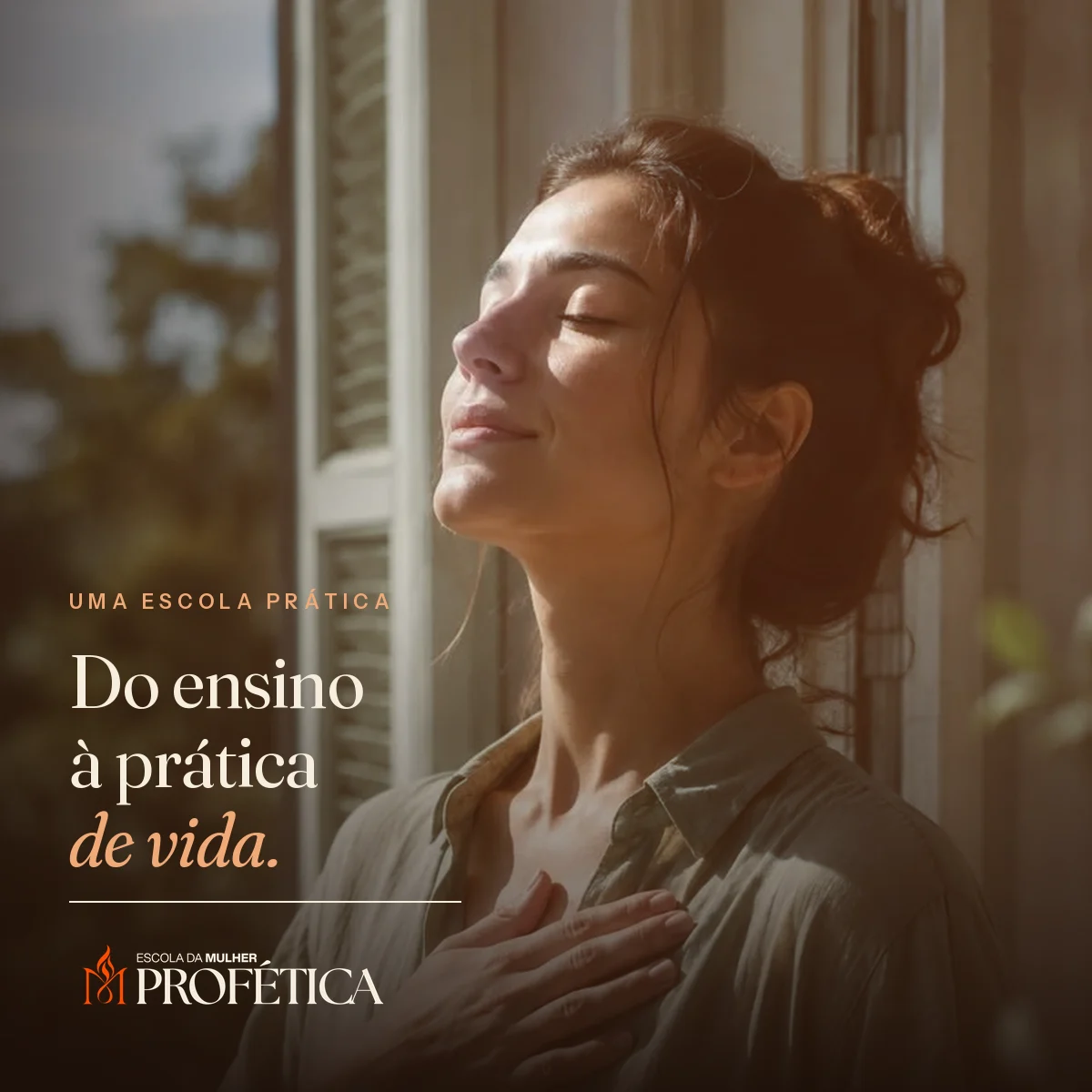 Escola da Mulher Profética — mulher em oração sob a luz do sol, formação online com Wilson Pereira